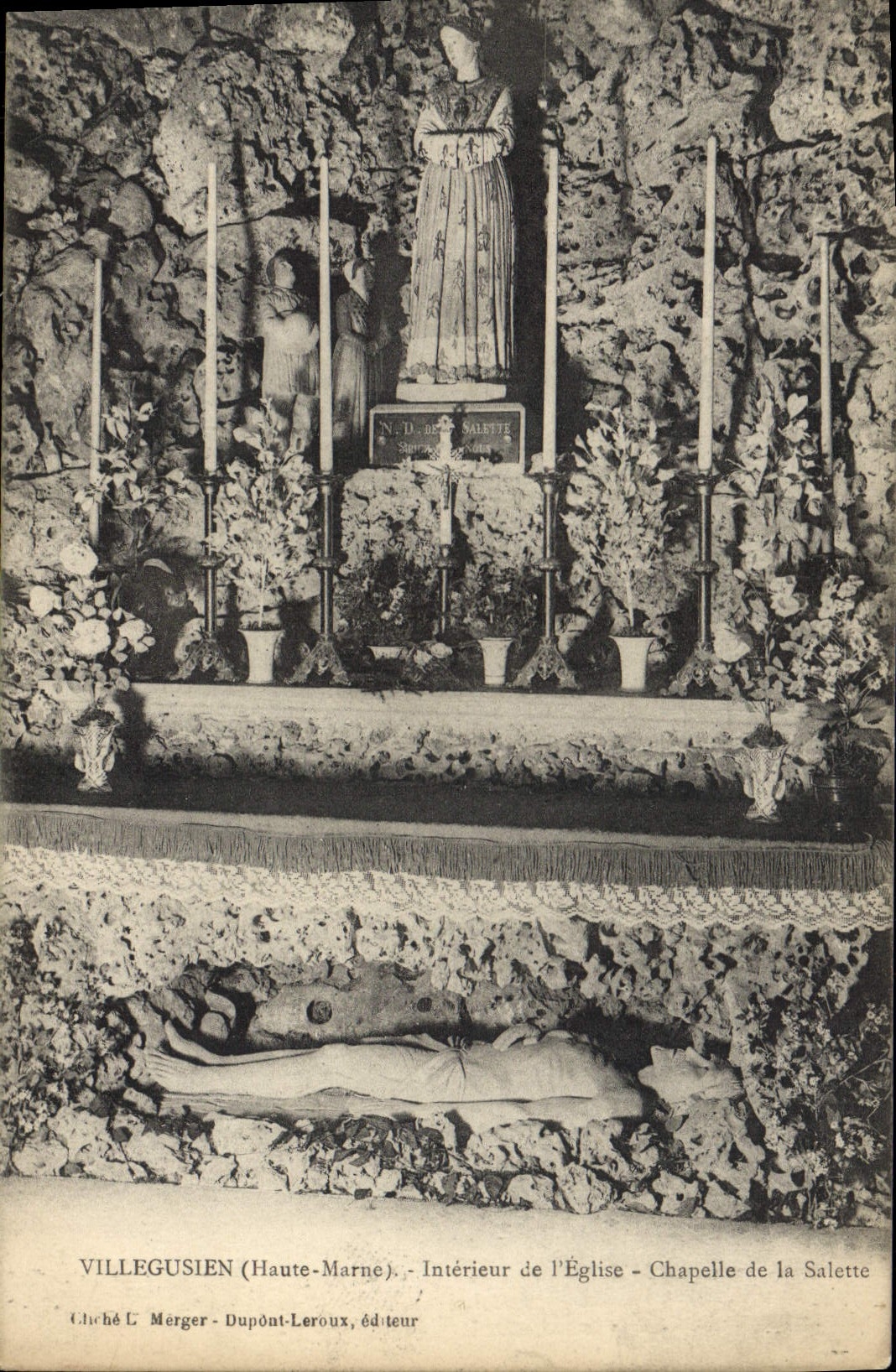 CPA Villegusien Interieur De I'Eglise
