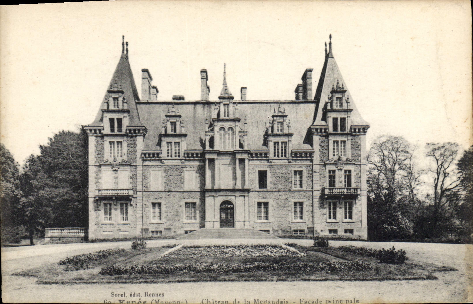 CPA Ernee Chateau De La Megaudais Facade Principale