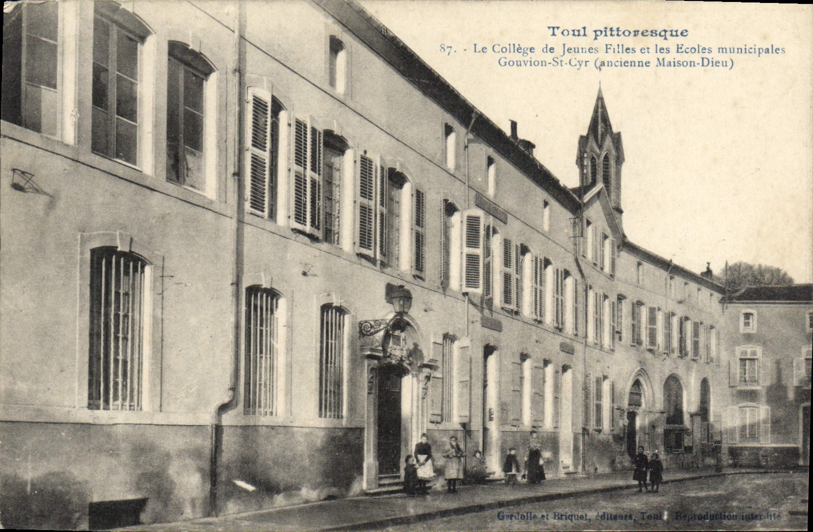 CPA Toul Pittoresque Le College De Jeunes Filles Et Les Ecoles Gouvion St Cyr
