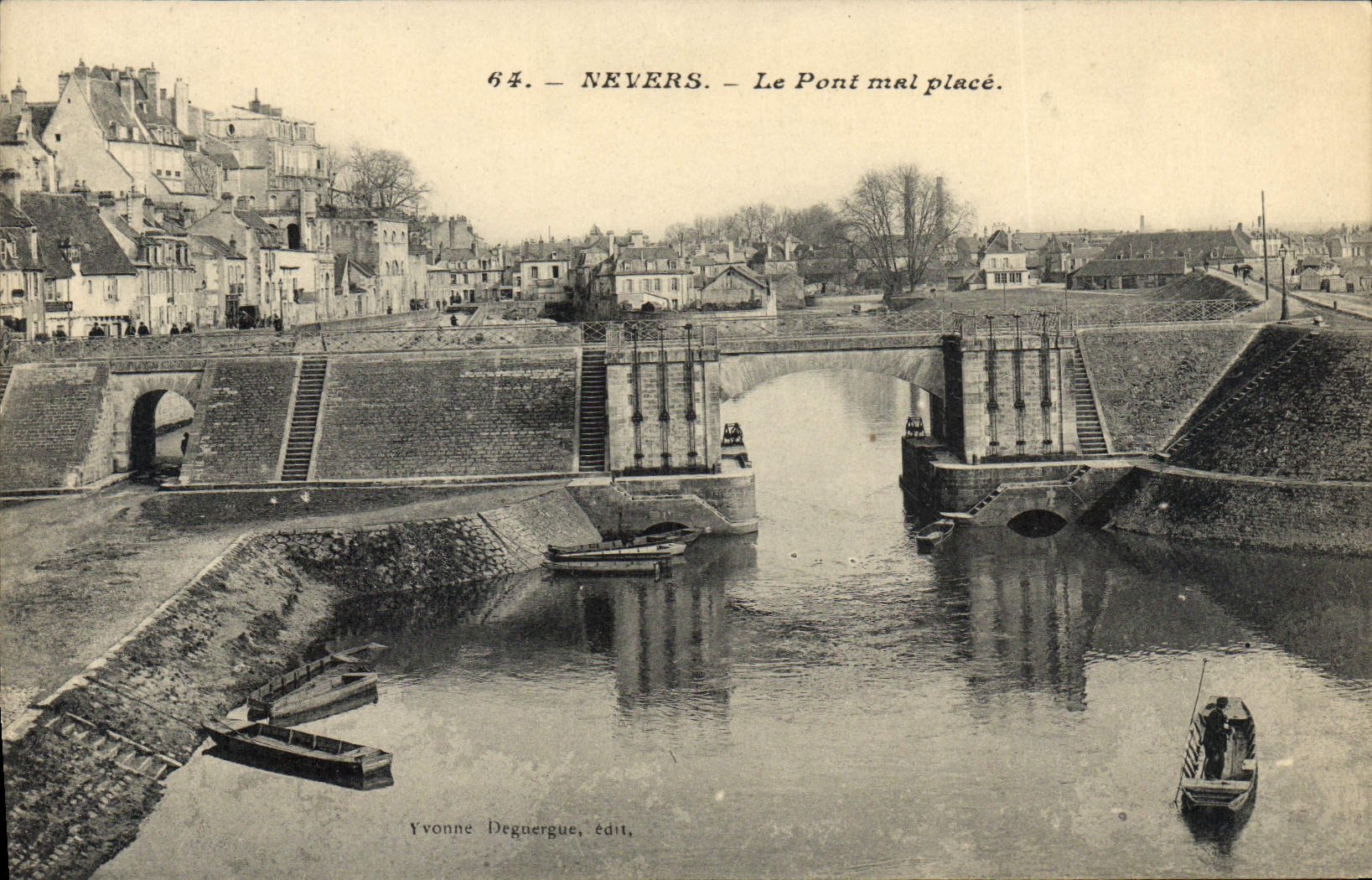 CPA Nevers Le Pont Mal Placé