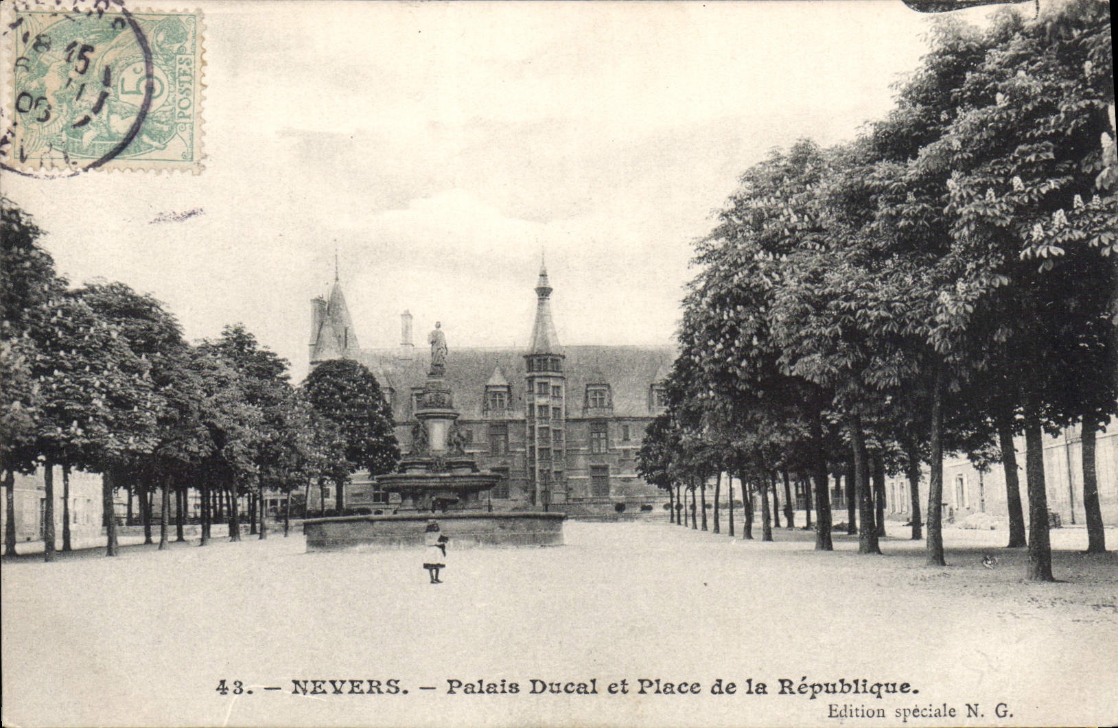 CPA Nevers Palais Ducal Et Place De La Republique