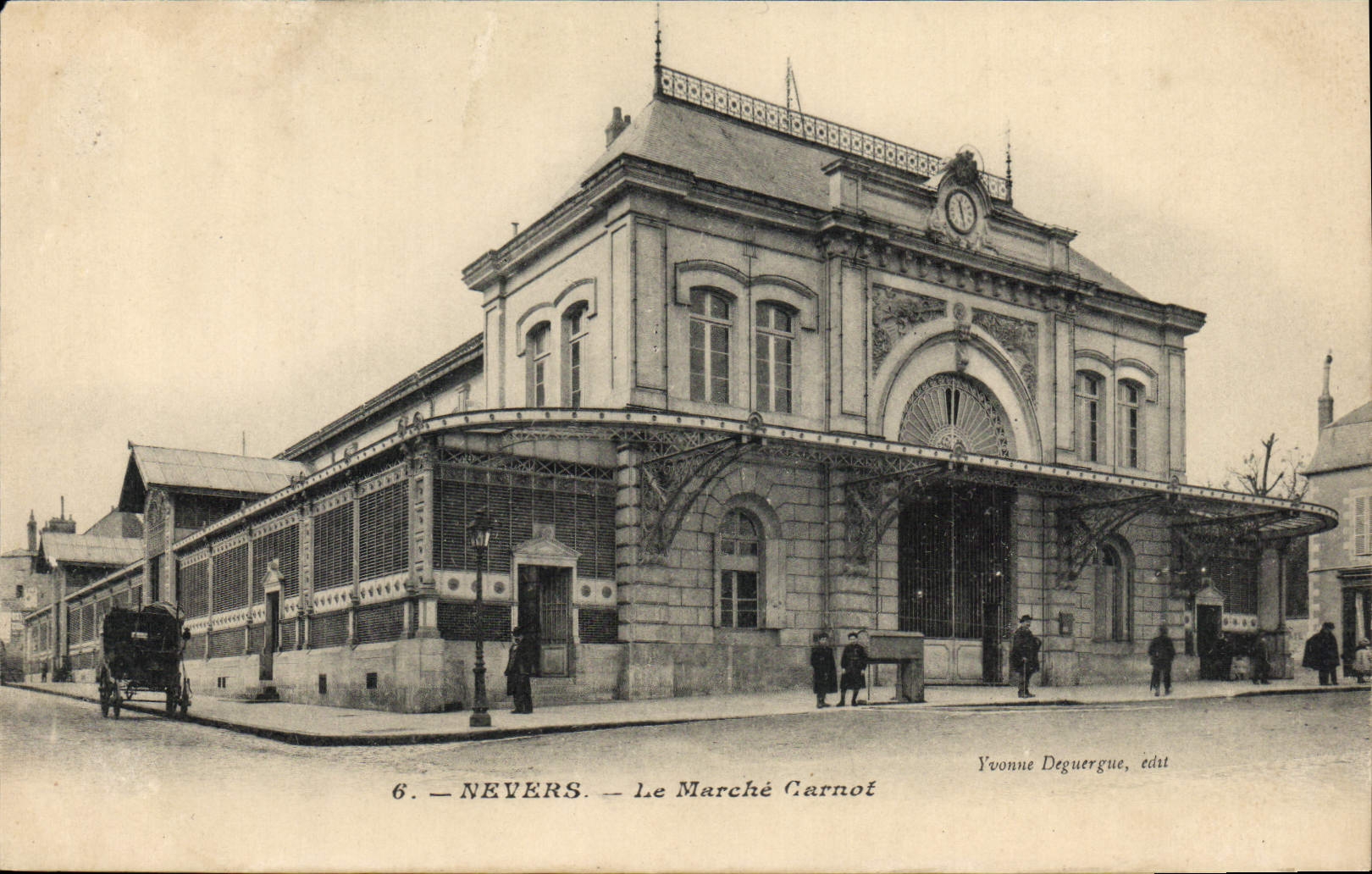 CPA Nevers Le Marché Carnot