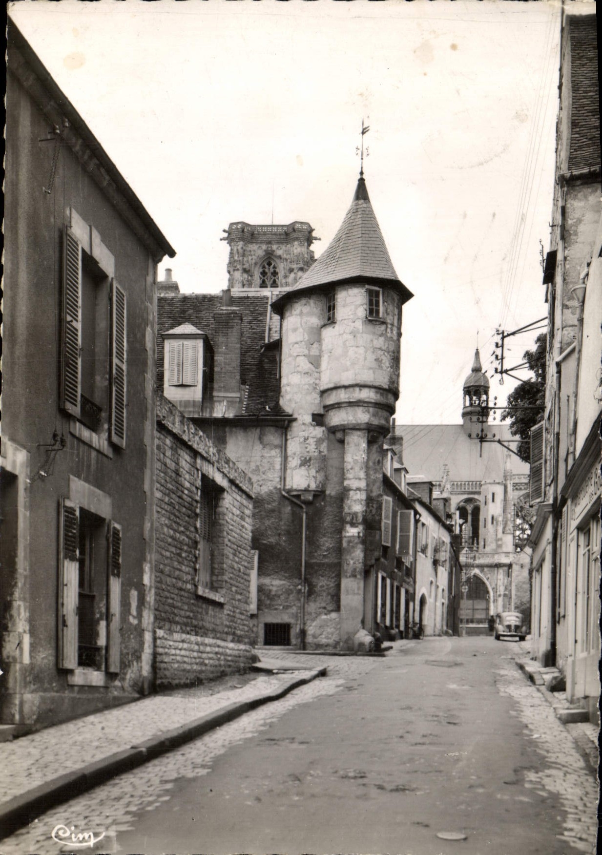 CPSM Nevers Rue De Loire Maison à echauguette