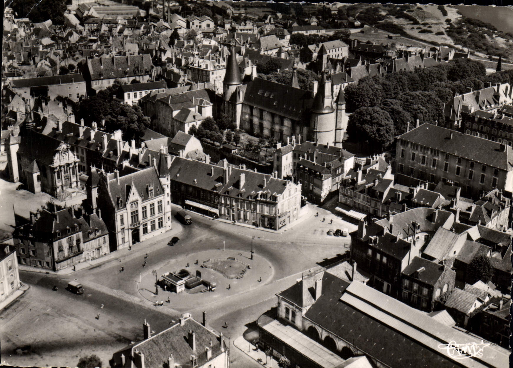 CPSM Nevers Vue Aerienne Sur La Place caisse d'épargne