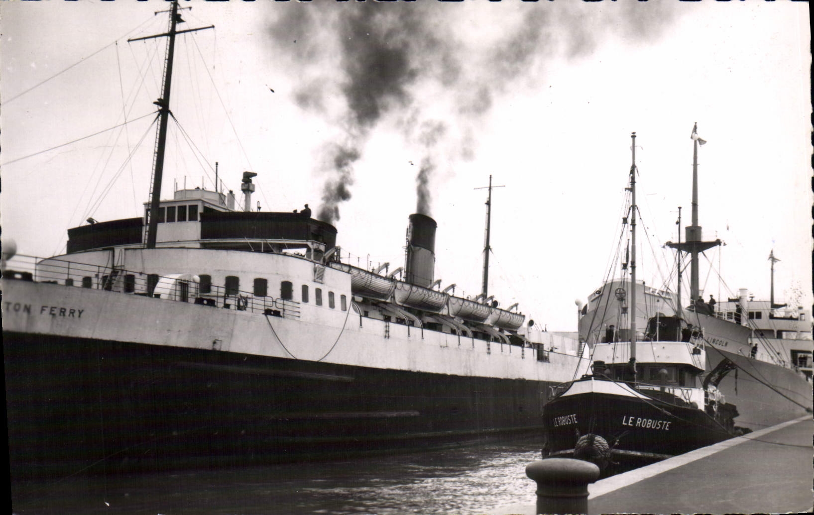 CPA Dunkerque Passage Des Navires Dans I'Ecluse Wattier