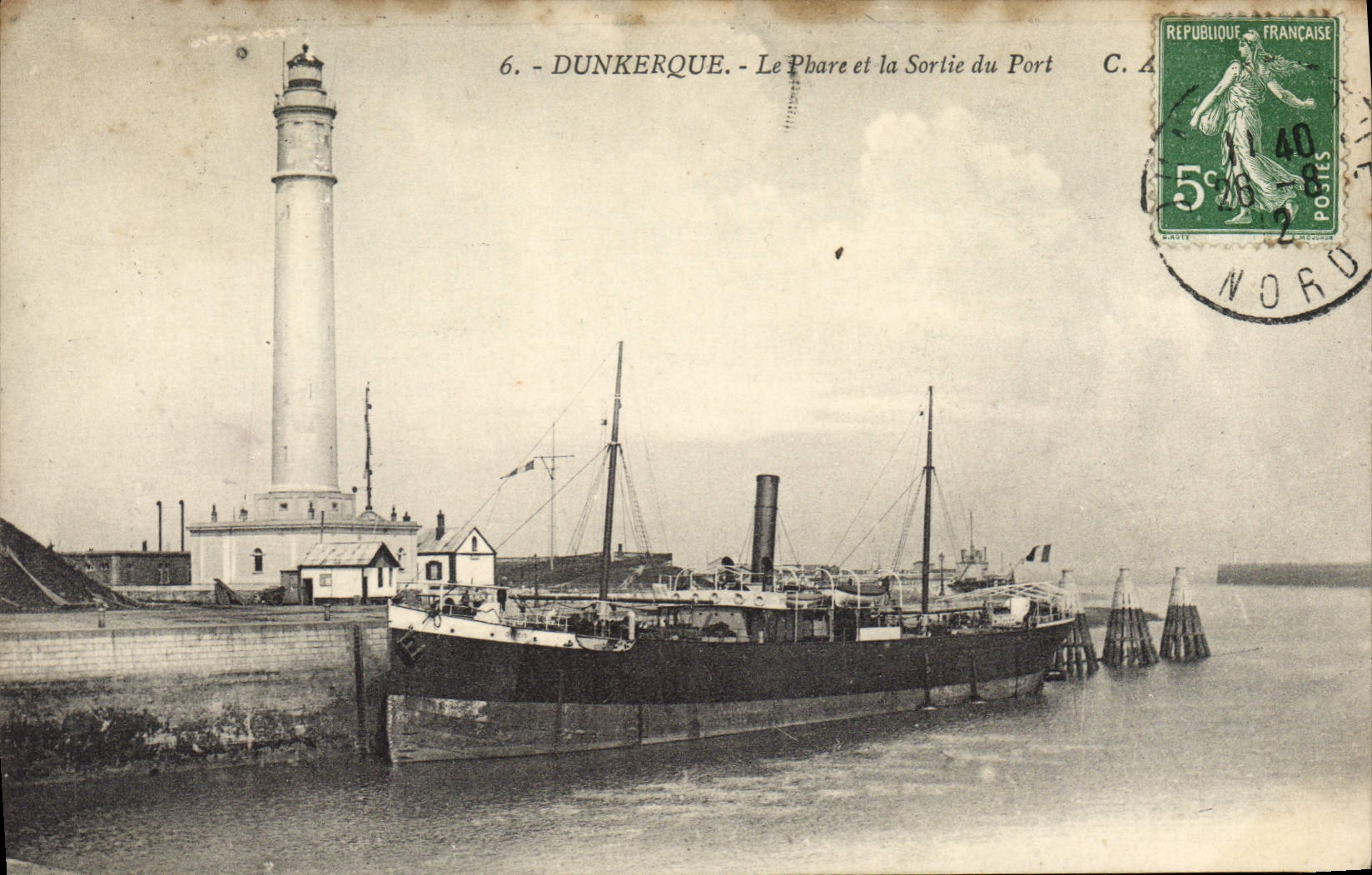 CPA Dunkerque Le Phare Et La Sortie Du Port
