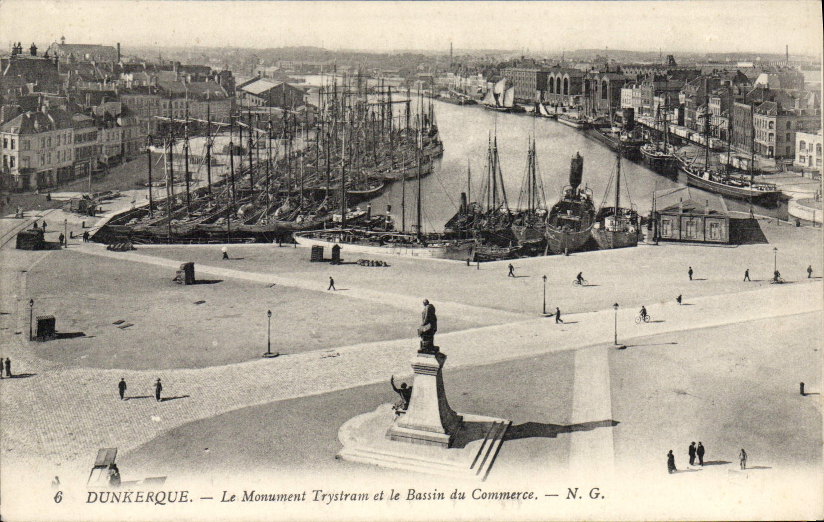 CPA Dunkerque Le Monument Trystram Et Le Bassin Du Commerce
