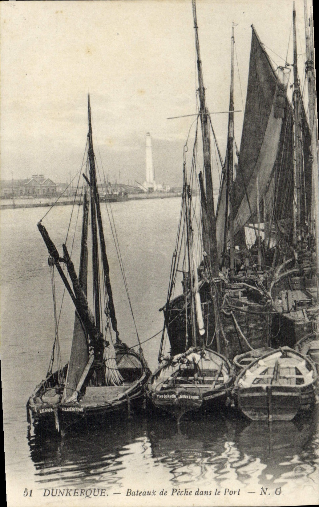 CPA Dunkerque Bateaux De Peche Dans Le Port