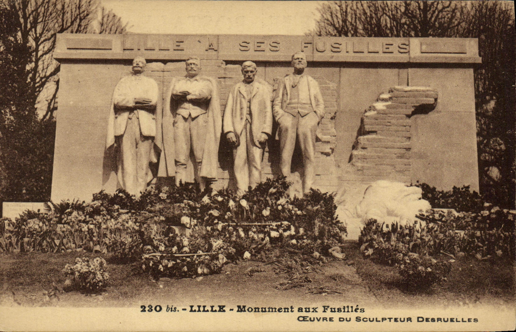CPA Lille Monument Aux Fusillés