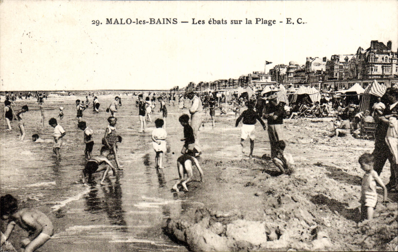 CPA Malo Les Bains Les Ebats Sur La Plage