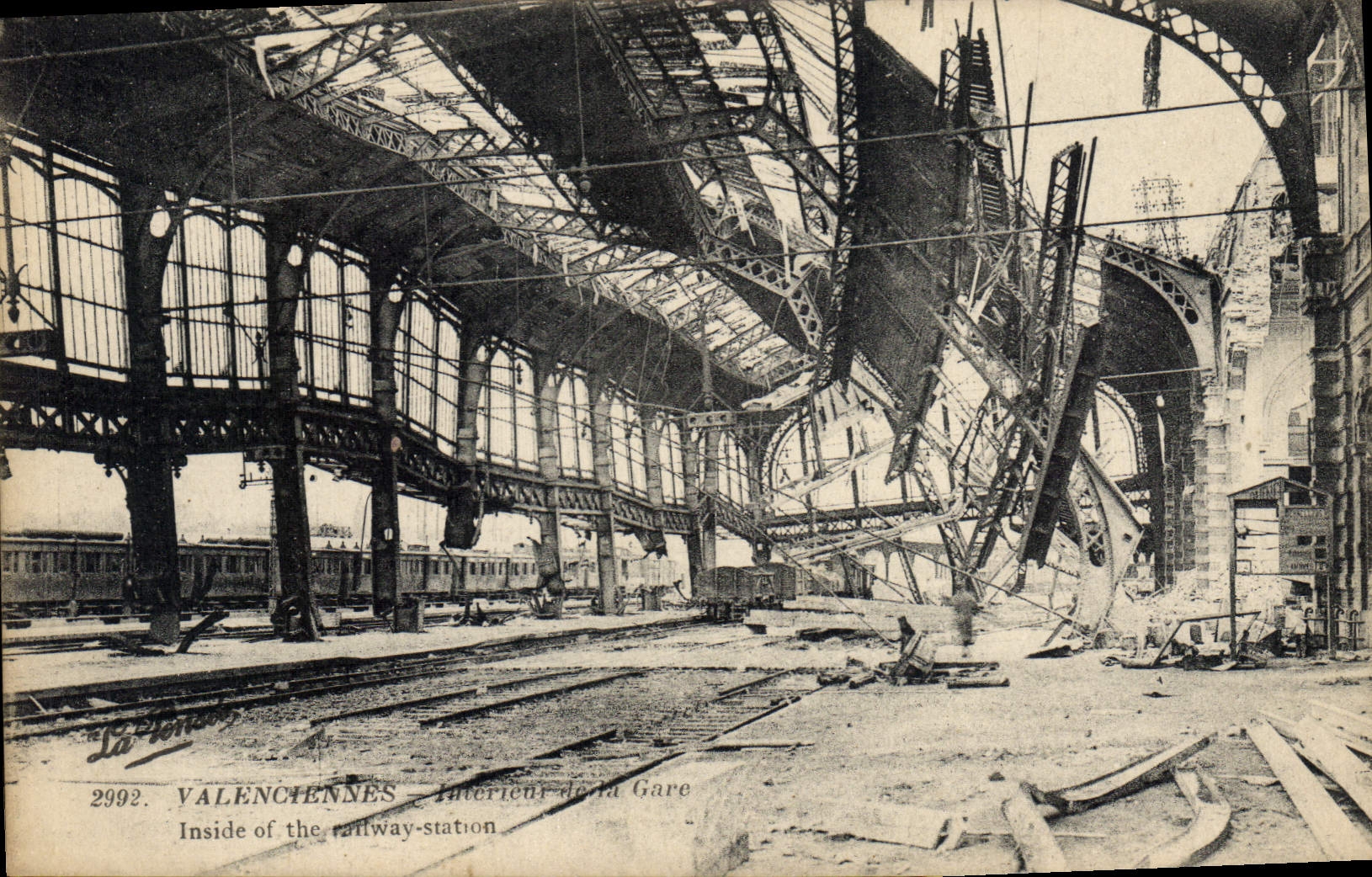CPA VAlenciennes intérieur de la Gare