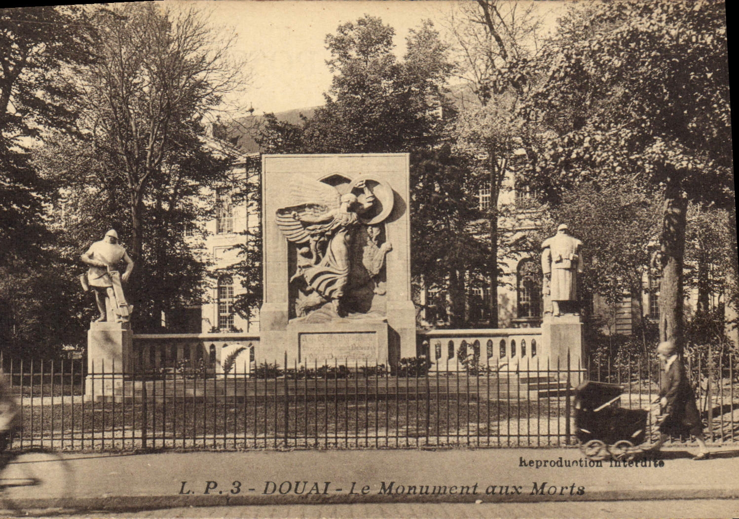 CPA Douai Le Monument Aux Morts