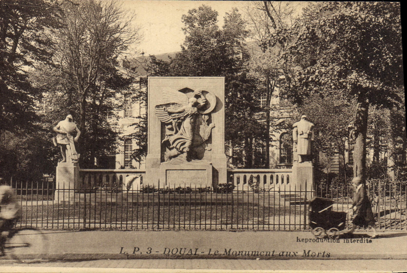 CPA Douai Le Monument Aux Morts