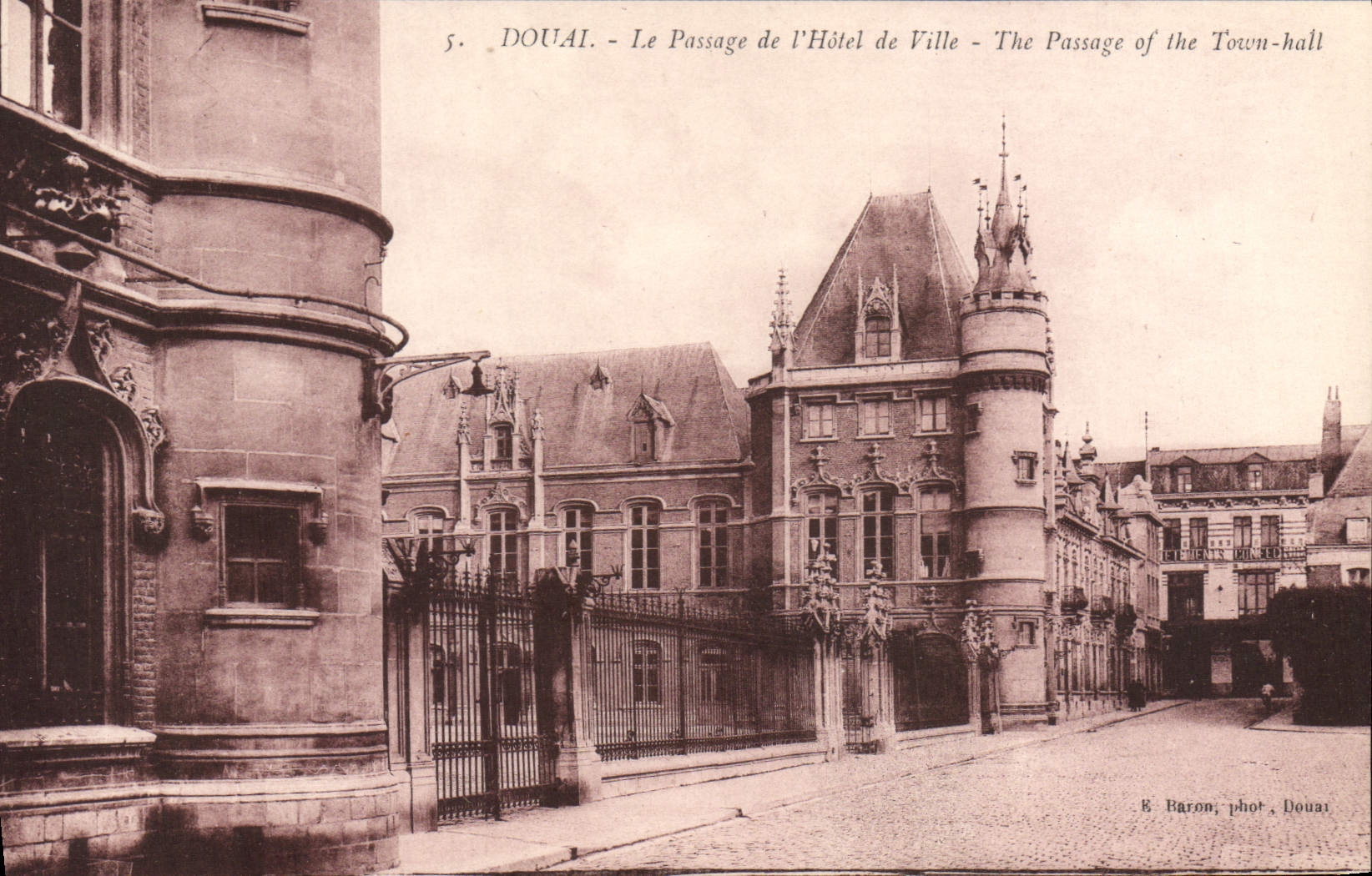 CPA Douai Le Passage De I'Hotel De Ville