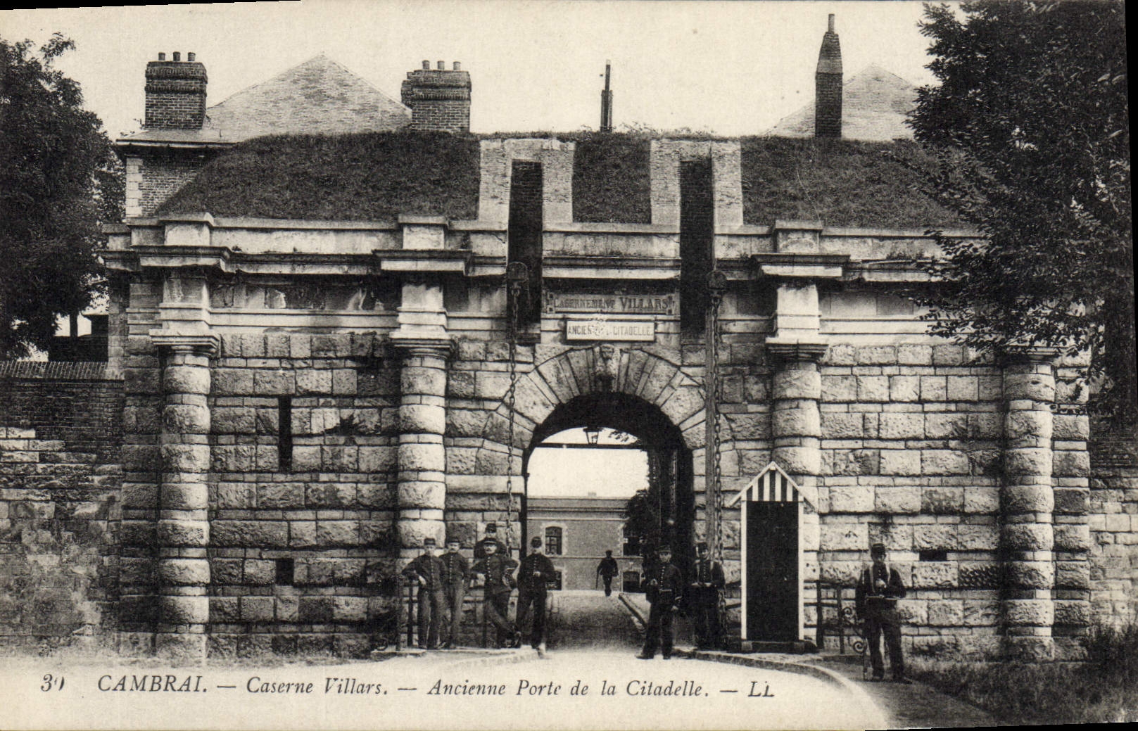 CPA Cambrai Caserne Villars Ancienne porte