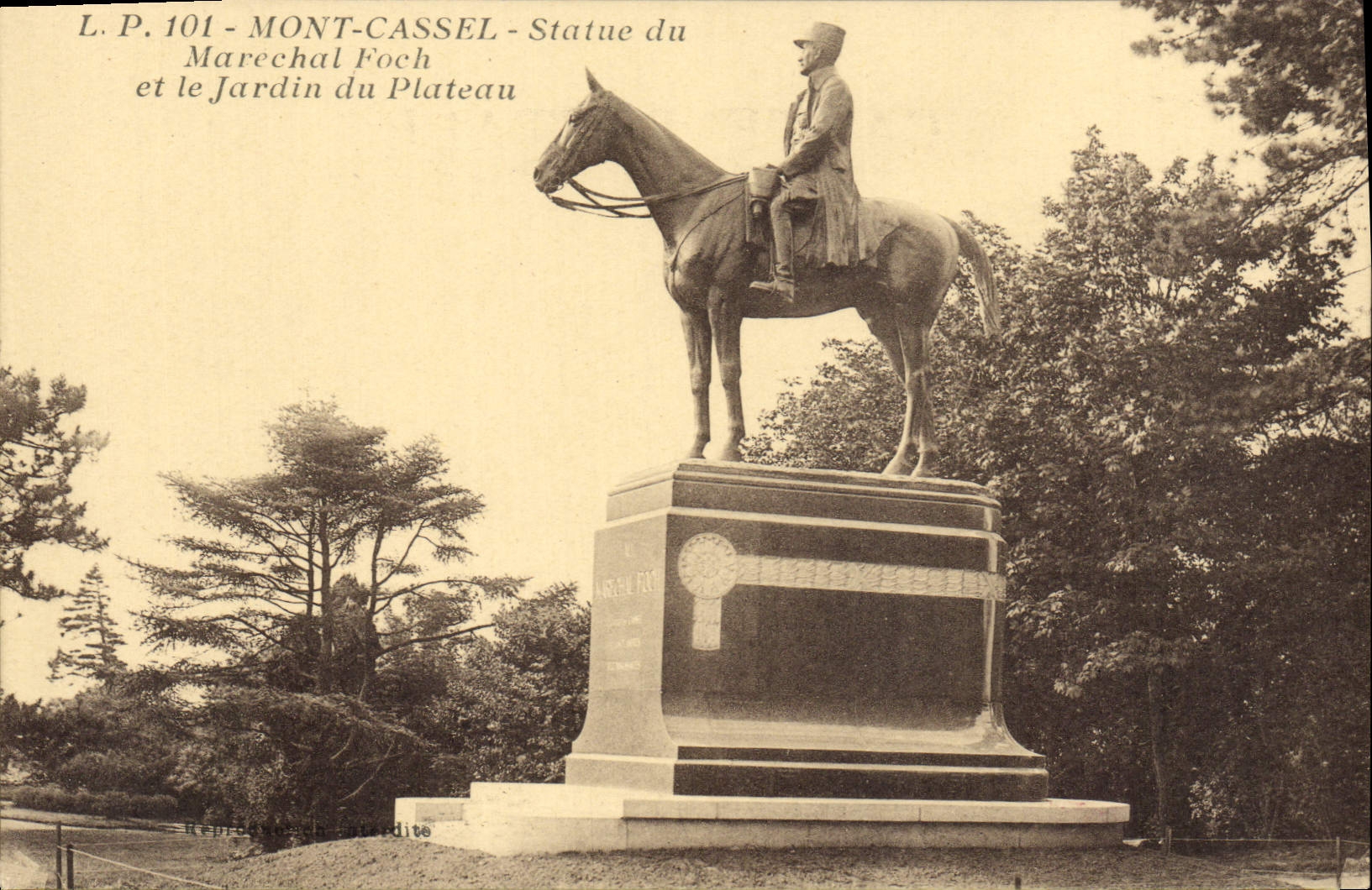 CPA Mont Cassel Statue Du Marechal Foch