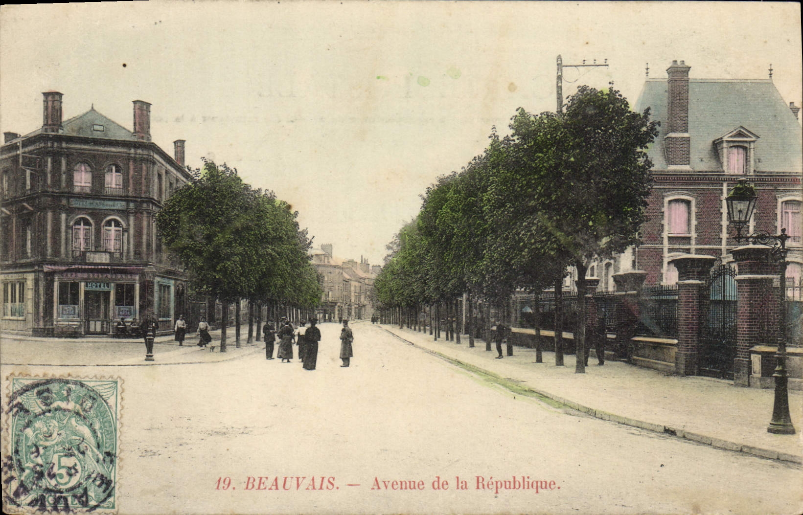 CPA Beauvais Avenue De La Republique
