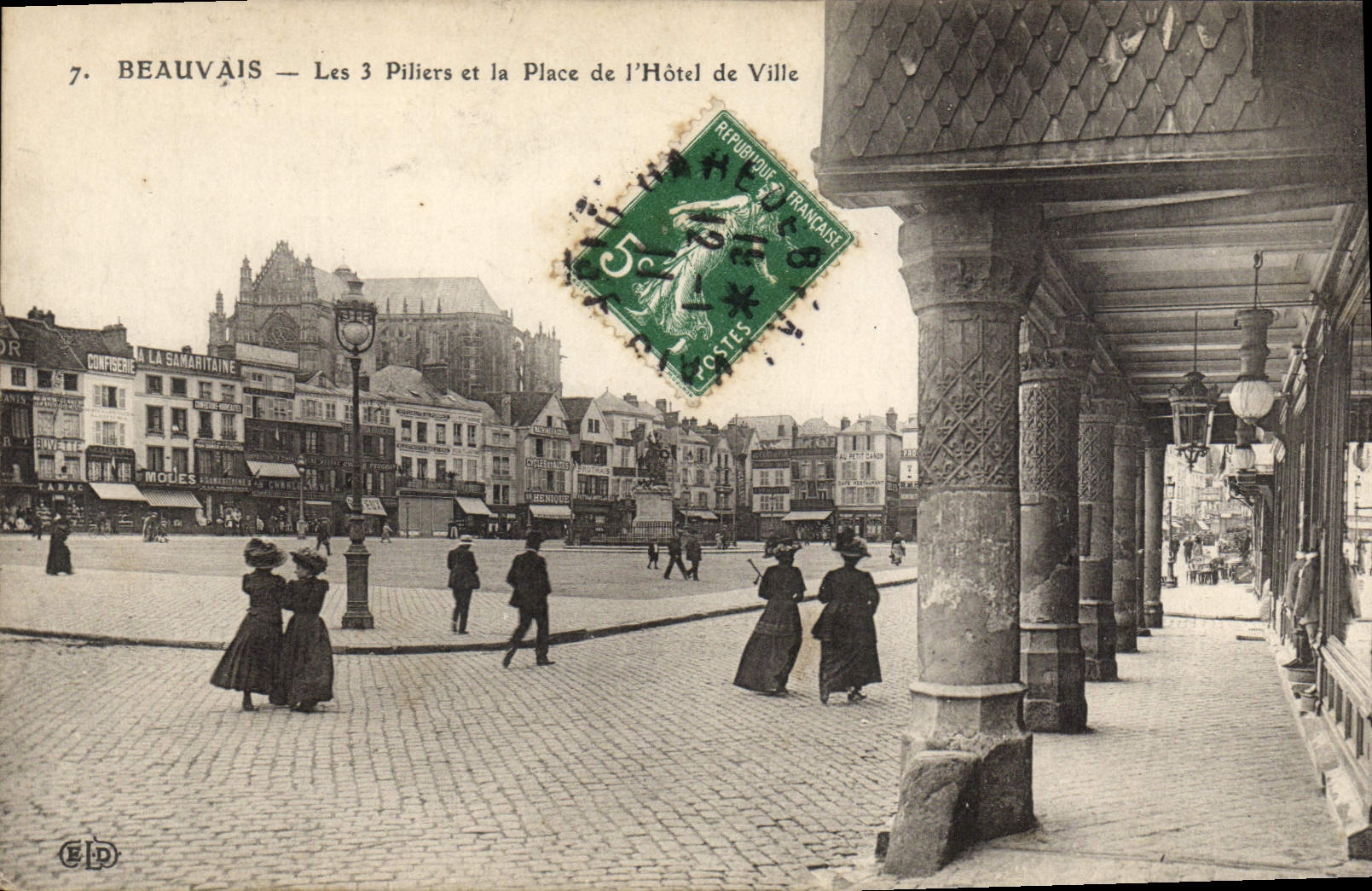 CPA Beauvais Les trois Piliers Et La Place De I'Hotel de ville