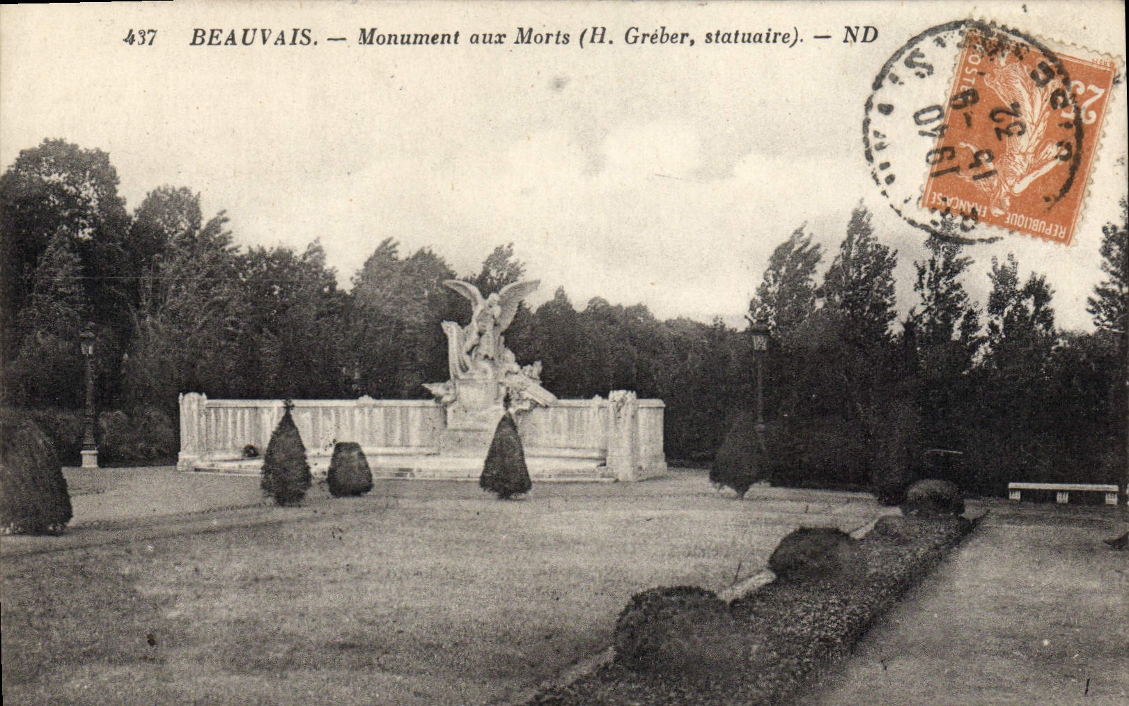 CPA Beauvais Monument Aux Morts
