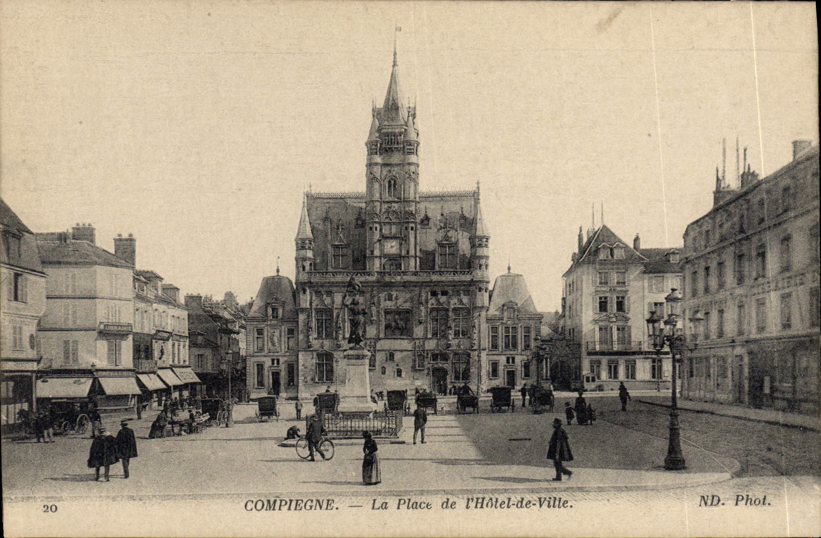 CPA Compiegne La Place De I'Hotel De Ville