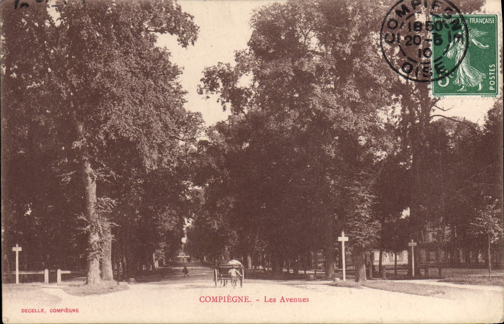 CPA Compiegne Les Avenues