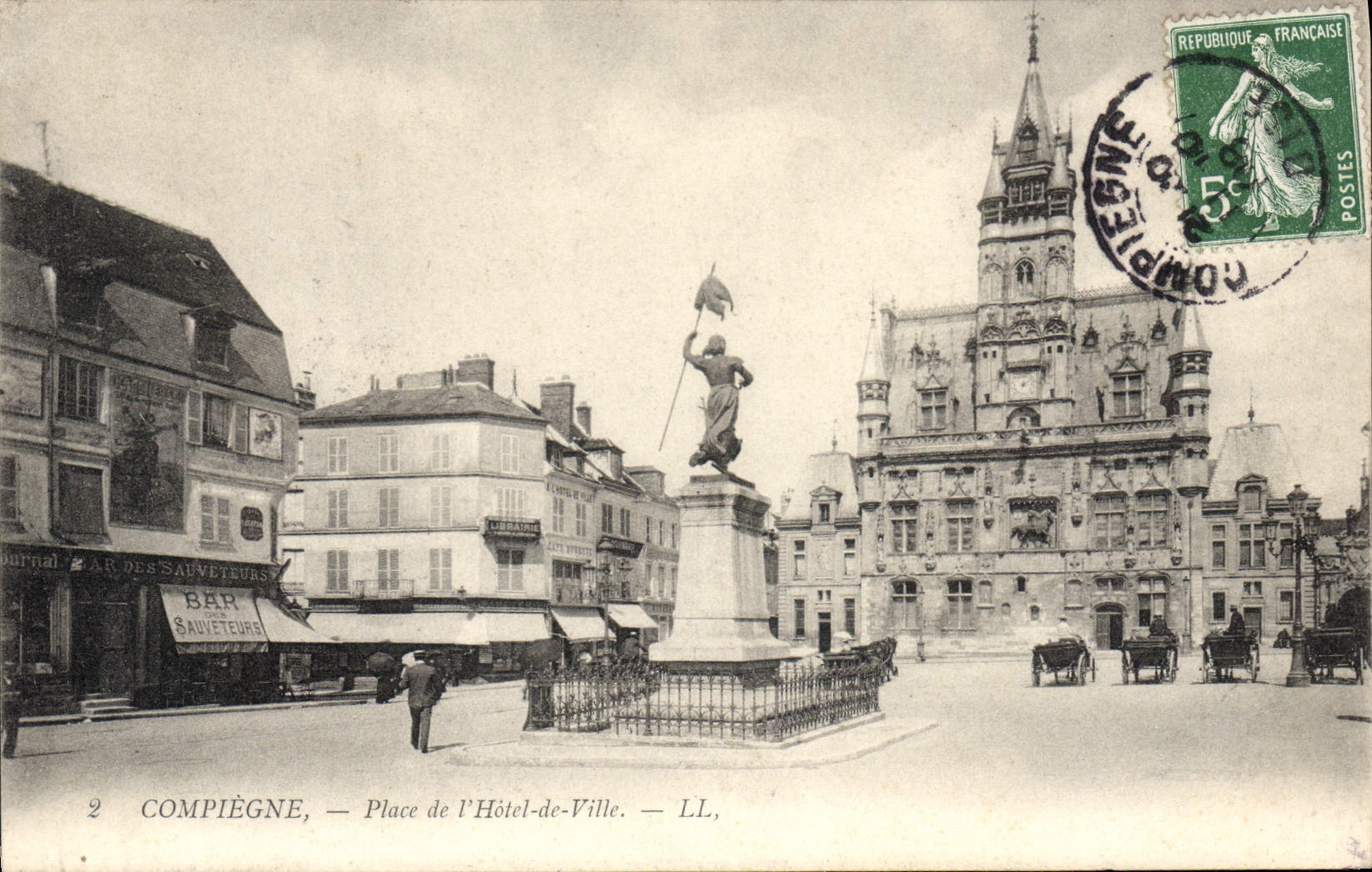 CPA Compiegne Place De I'Hotel De Ville