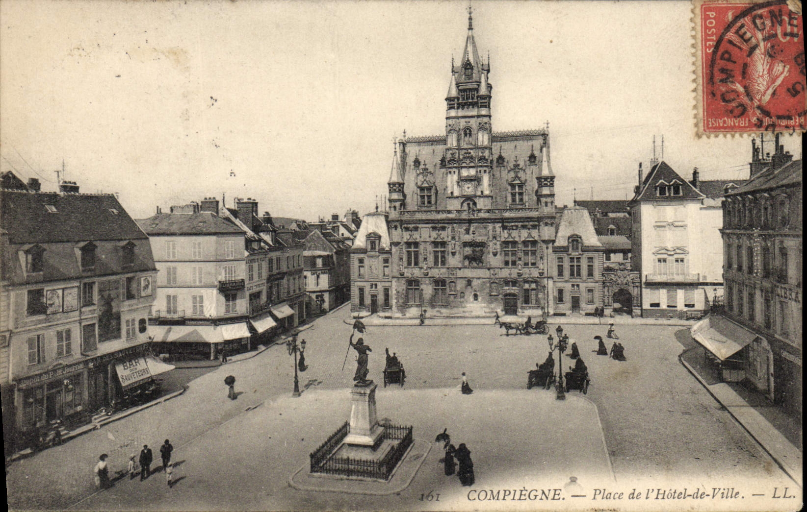 CPA Compiegne Place De I'Hotel De Ville