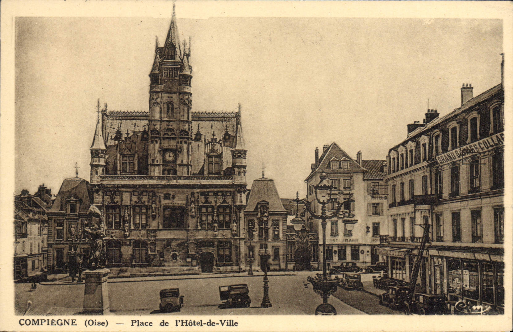CPA Compiegne Place De I'Hotel De Ville