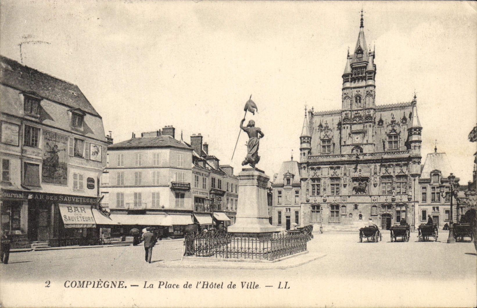 CPA Compiegne La Place De I'Hotel De Ville