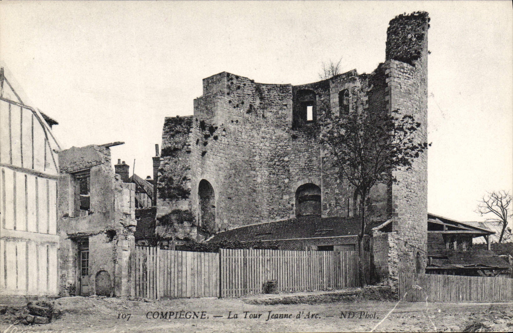 CPA Compiegne La tour Jeanne d'Arc
