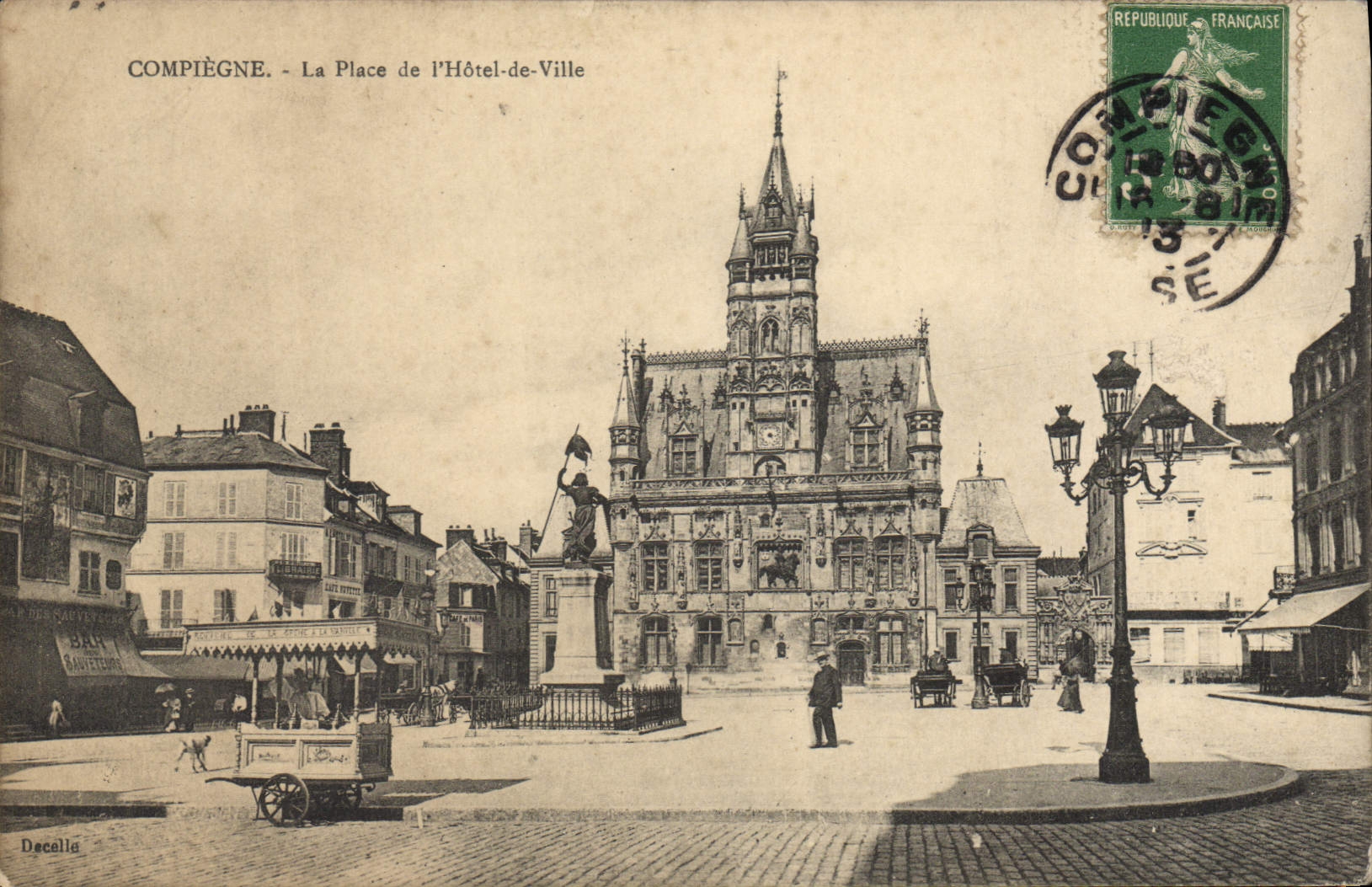 CPA Compiegne La Place De I'Hotel De Ville