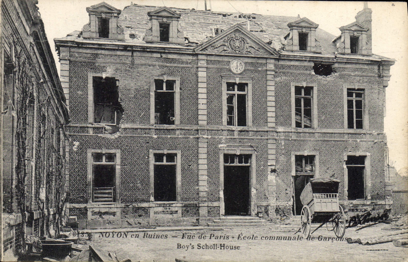 CPA Noyon En Ruines Rue De Paris école communale de garçons