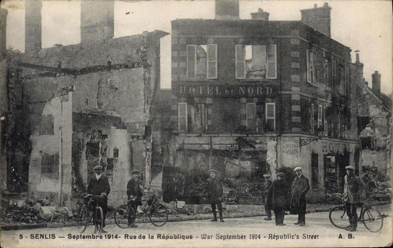 CPA Senlis Rue De La Republique septembre 1914