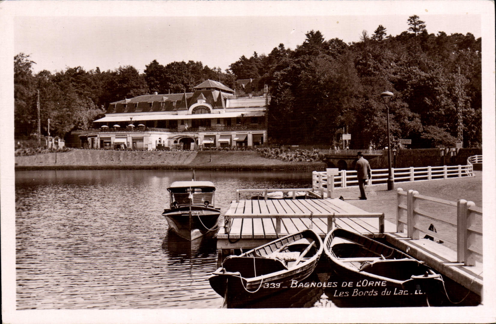 CPA Bagnoles De L'Orne bords du lac