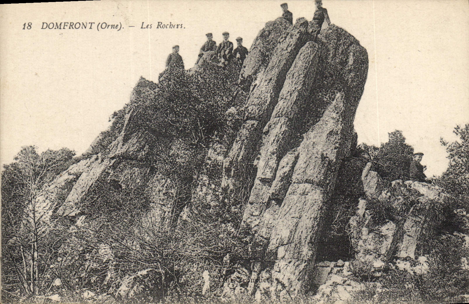 CPA Domfront Les Rochers