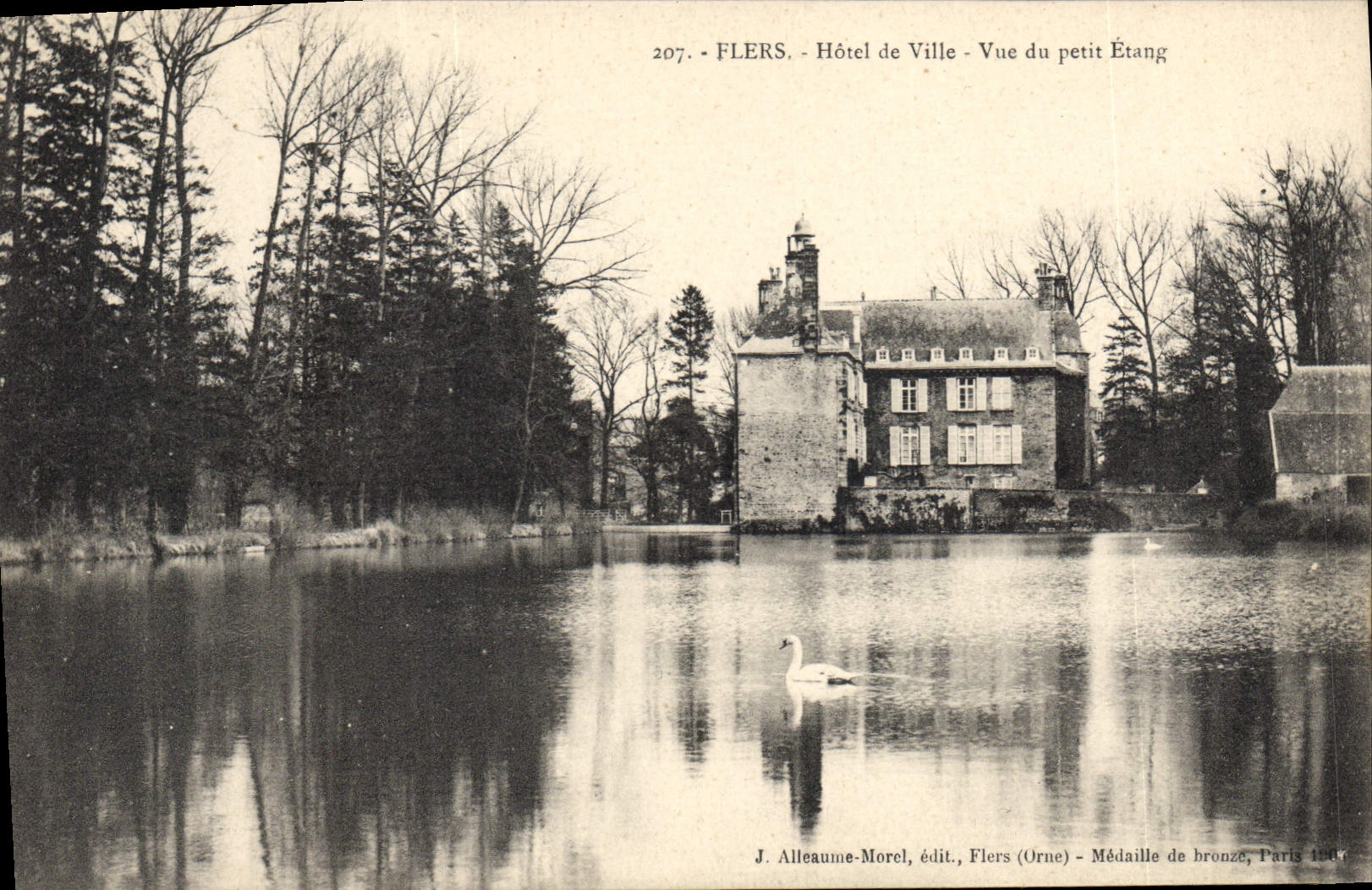 CPA Flers Hotel De Ville Vue Du Petit étang