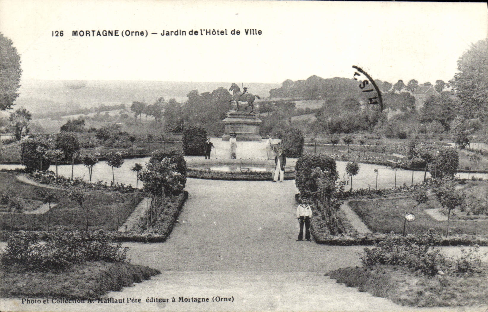 CPA Mortagne Jardin De I'Hotel De Ville
