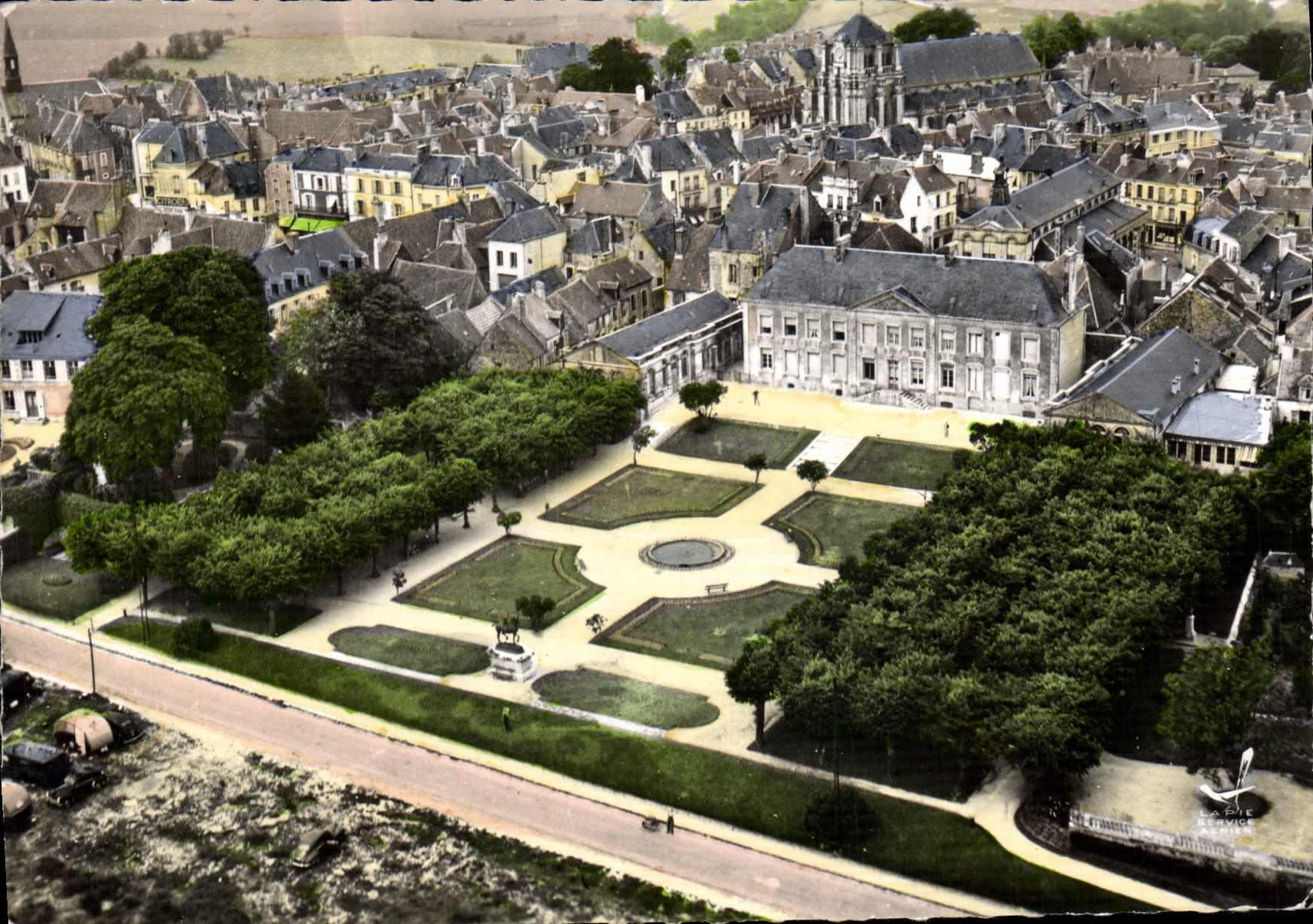 CPSM Mortagne Au Perche hôtel de Ville Jardin