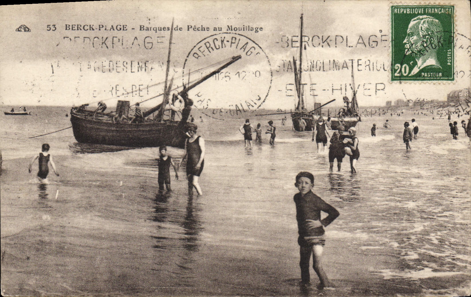 CPA Berck Plage Barques De Pêche au mouillage