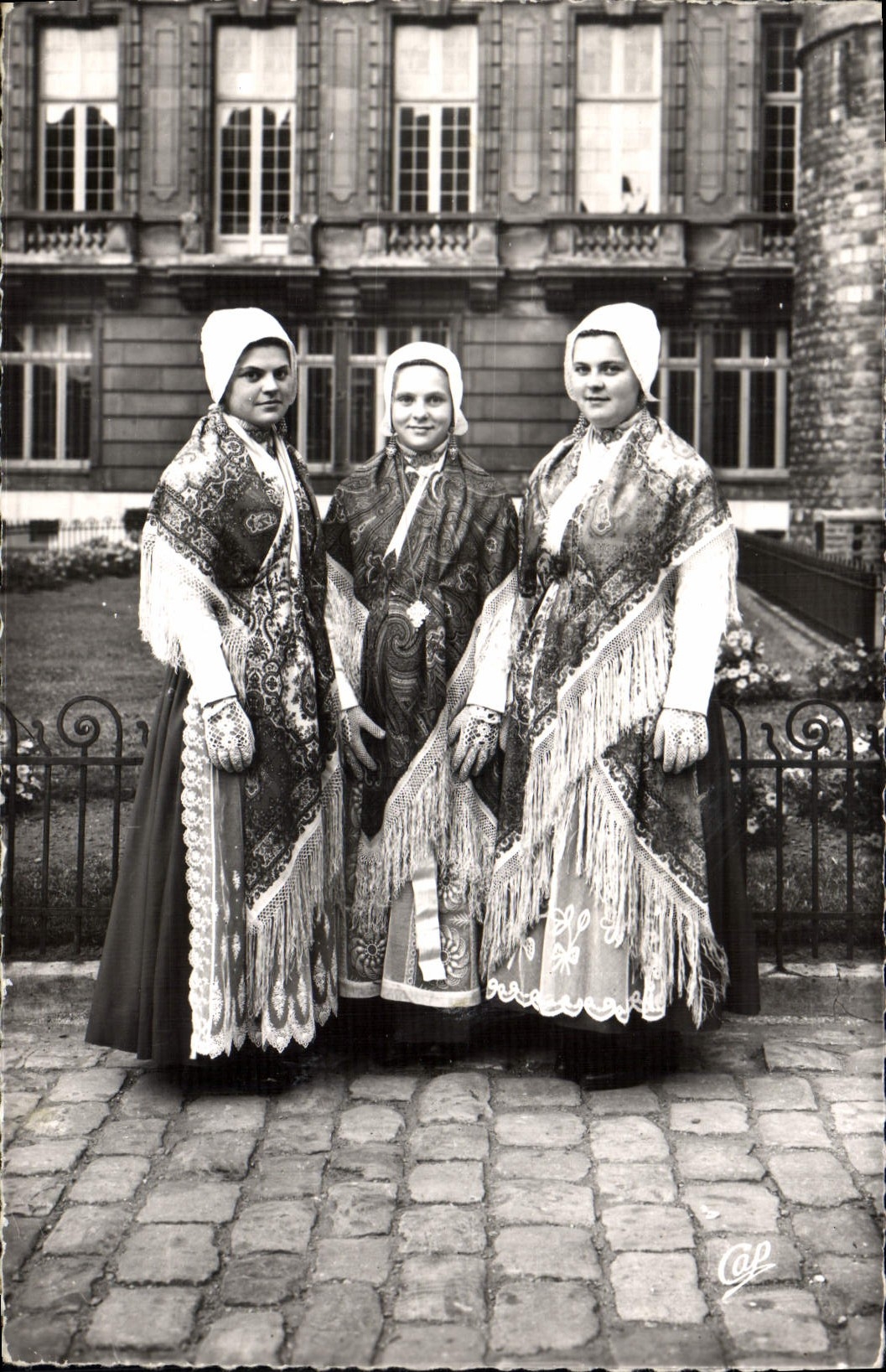 CAP Porteloises Et Costume De Ceremonie