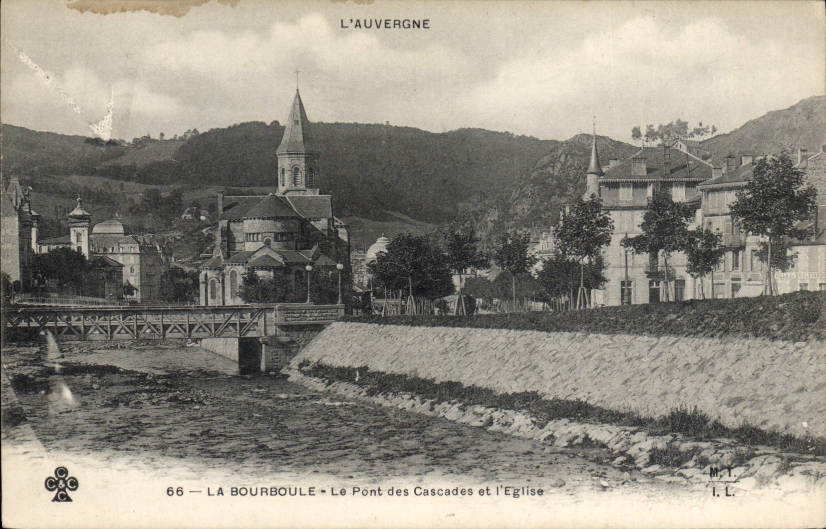 CPA La Bourboule Le Pont Des Cascades Et I'Eglise