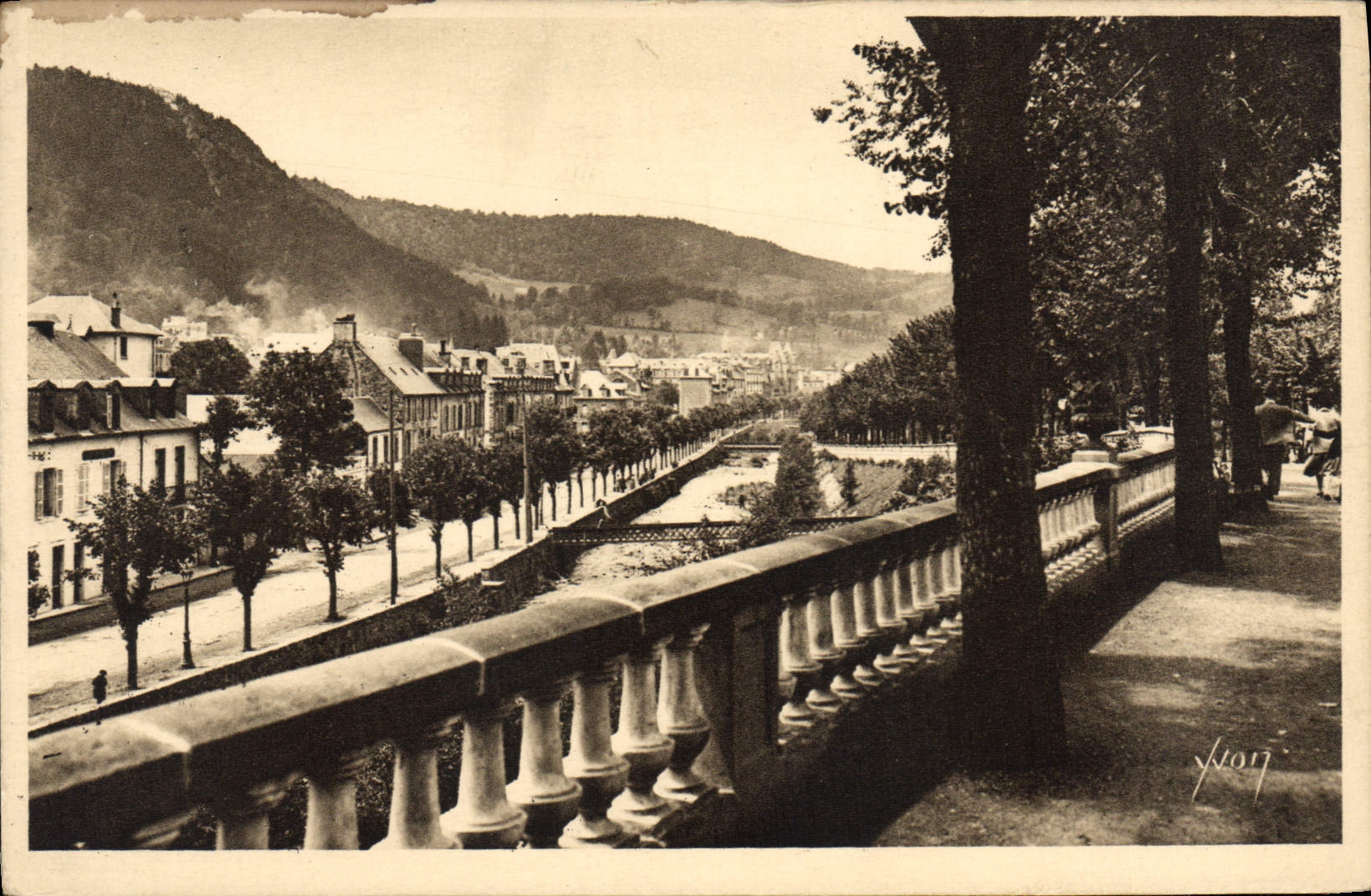 CPA La Bourboule La Dordogne Vue De I'Avenue des etats-unis