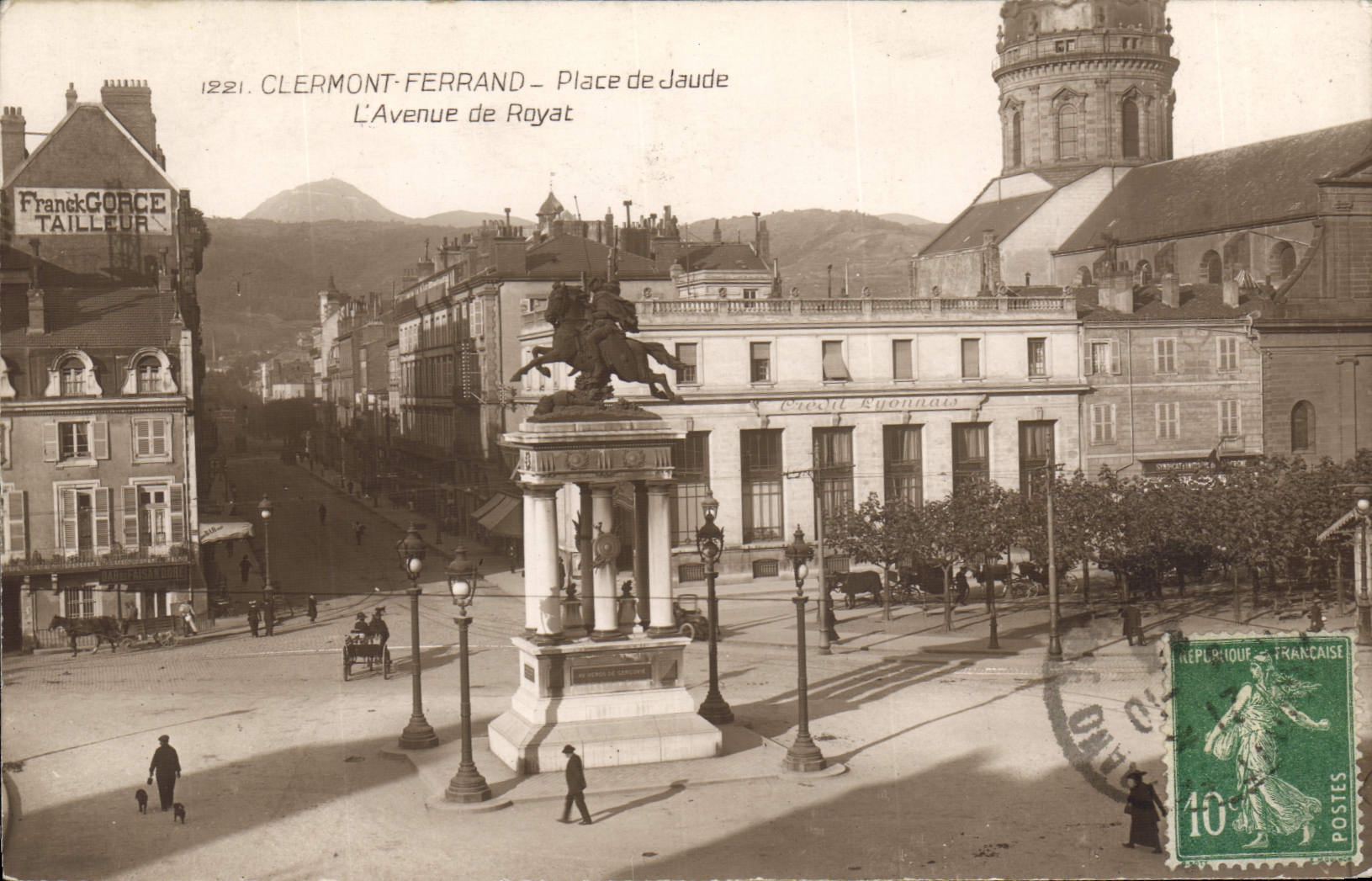 CPA Clermont Ferrand Place De Jaude L'Avenue De Royat