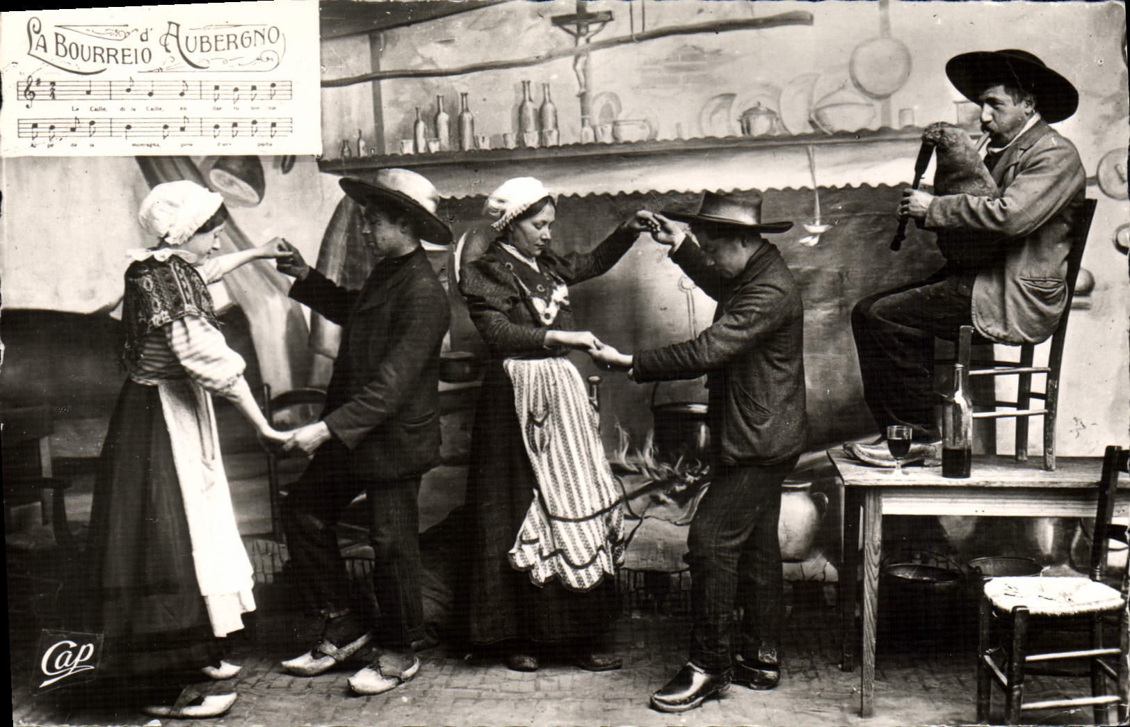 CPA D'Auvergne La Bourreio Aubergno bourrée folklore