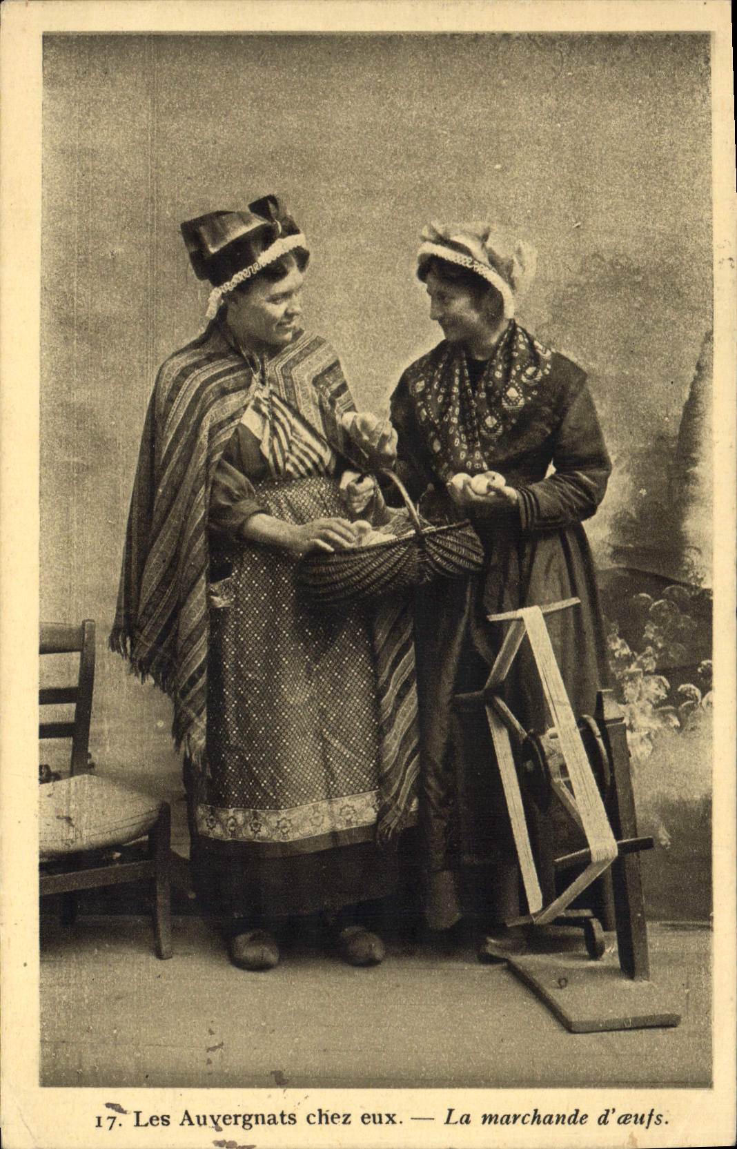 CPA Auvergnats Chez Eux La Marchande d'œufs