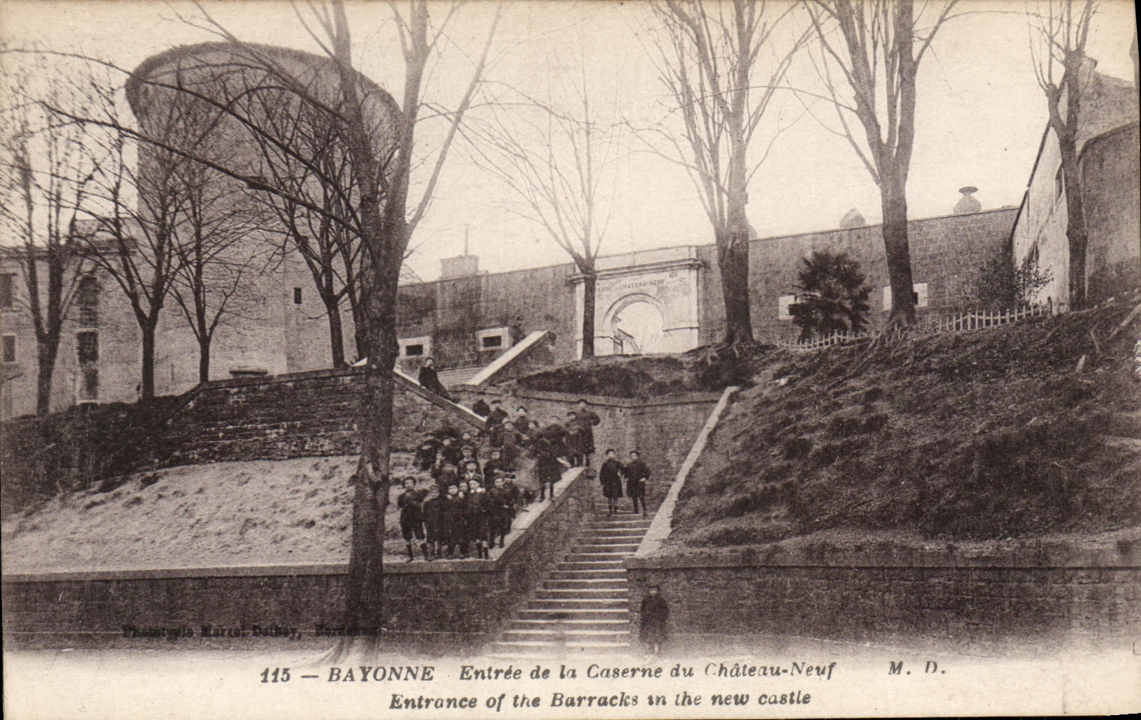 CPA Bayonne Entree De La Caserne du château-Neuf