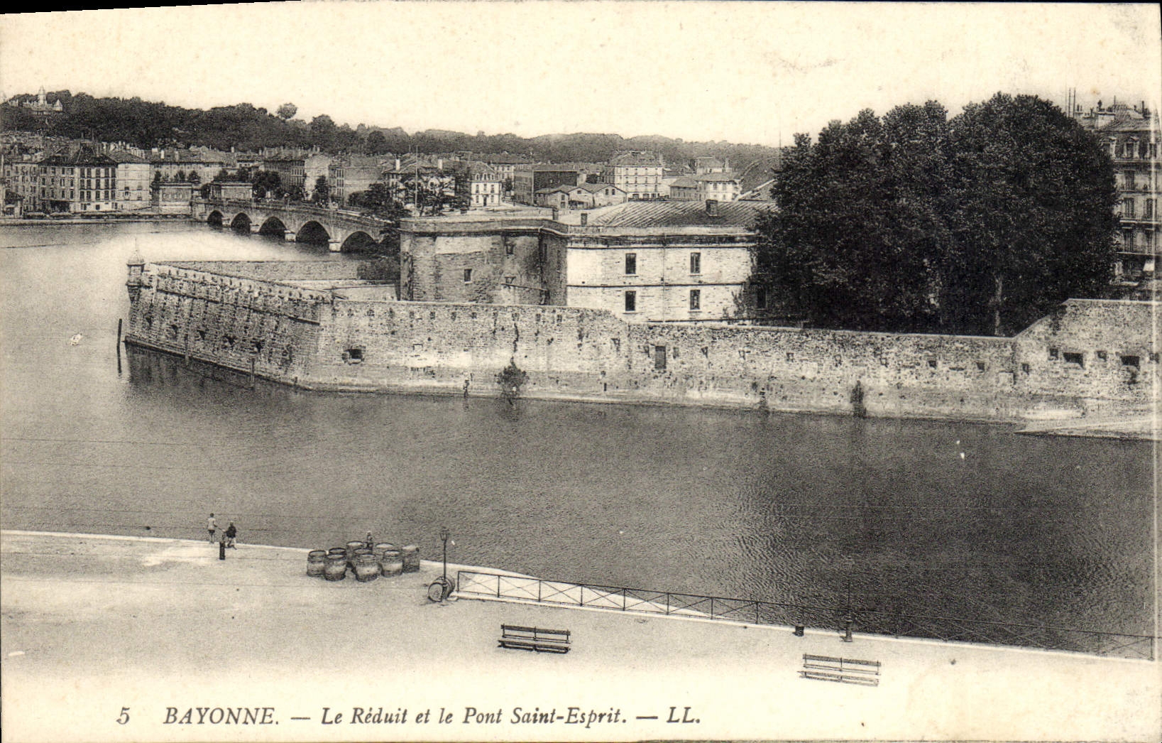 CPA Bayonne Le Reduit Et Le Pont Saint Esprit