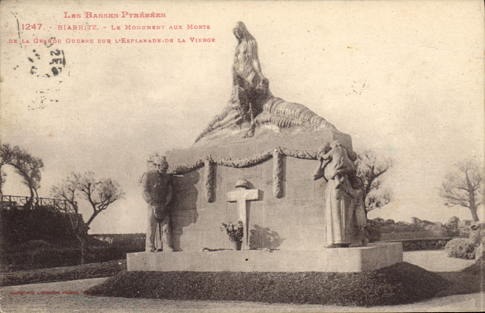 CPA Biarritz Le Monument Aux Morts