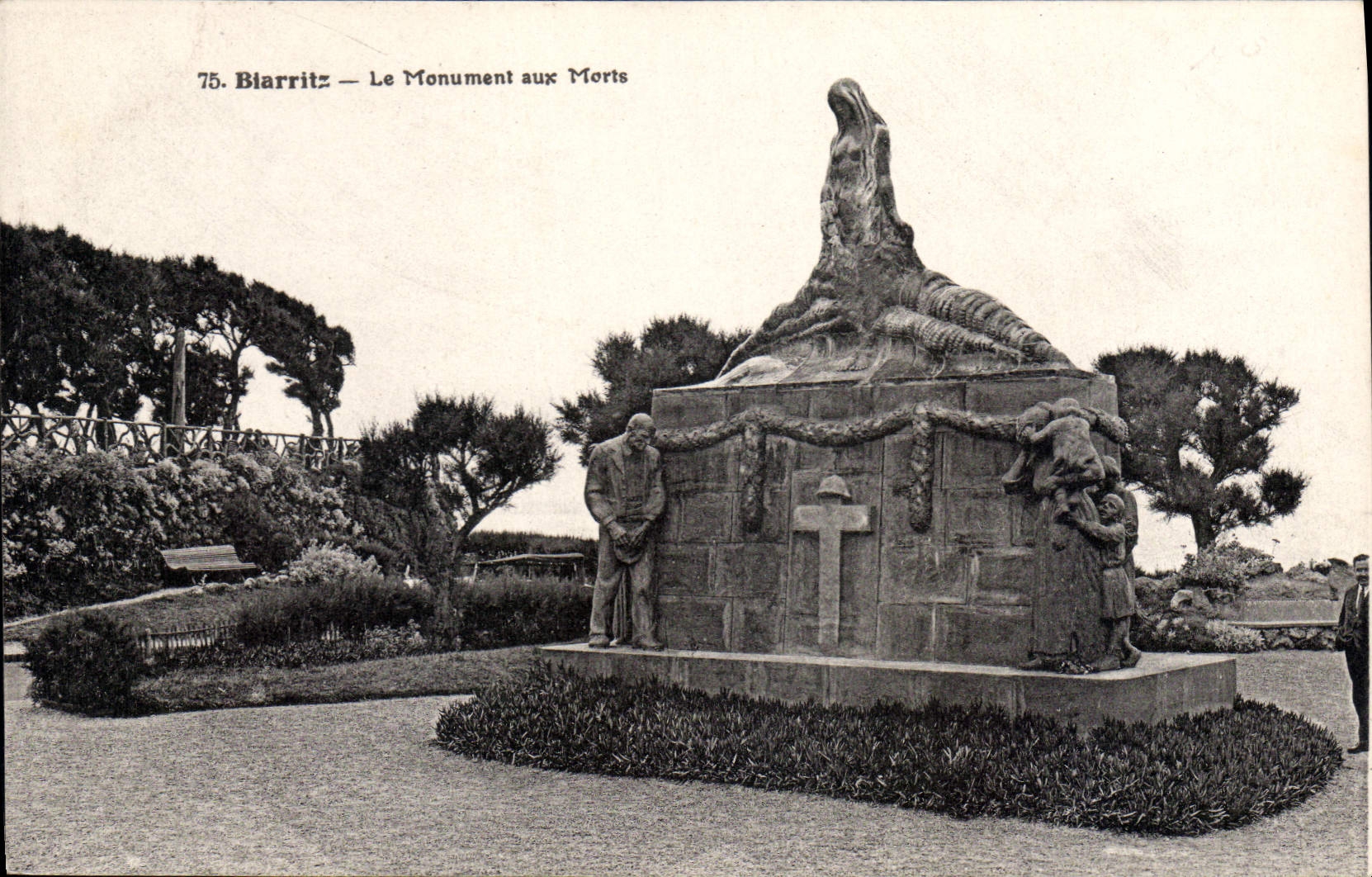 CPA Biarritz Le Monument Aux Morts
