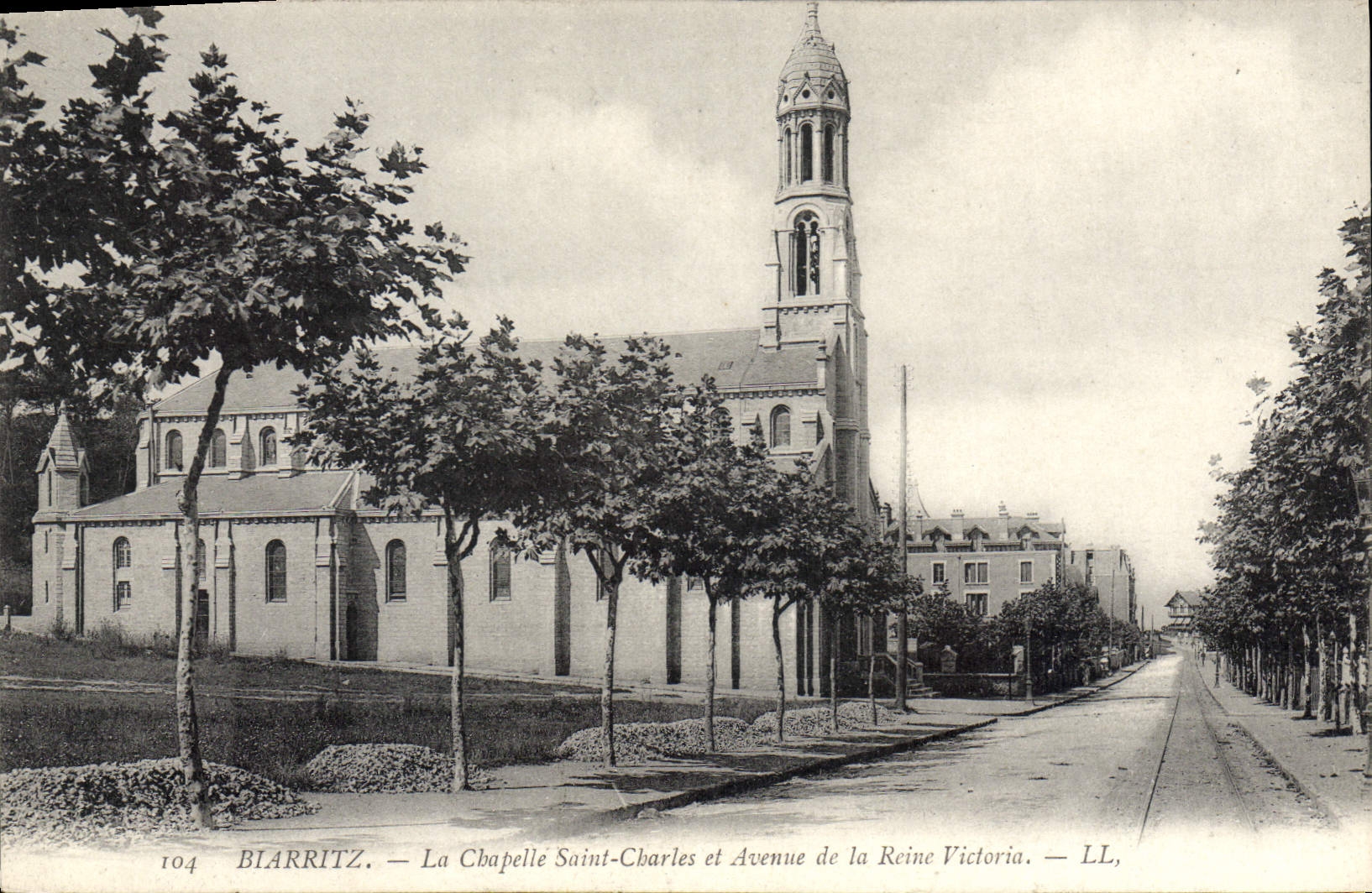 CPA Biarritz La Chapelle Saint Charles Et Avenue De la reine Victoria